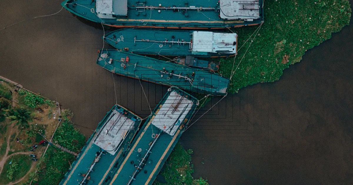Top view of modern fishing boats with nets and fishing tackle moored on pier at seashore — Foto: Pok Rie / Pexels
