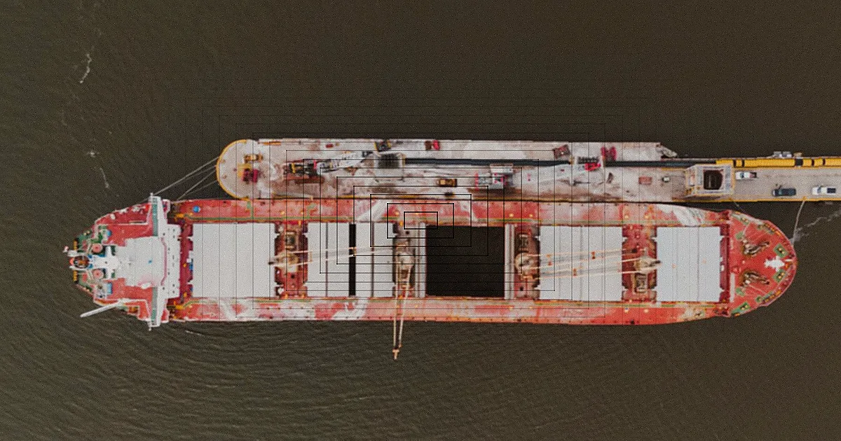 Aerial photograph of a tugboat towing a ship off the coast of Chukai, Malaysia. — Foto: Pok Rie / Pexels