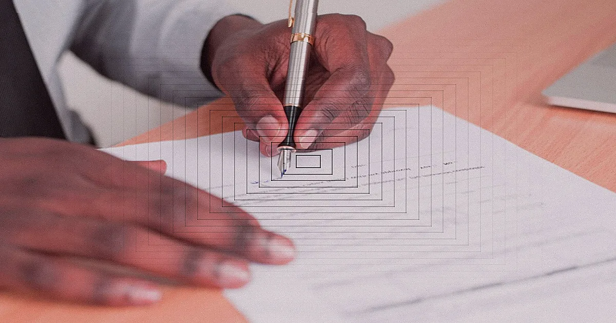 High-angle view of a contract document with pens and a case on a wooden table. — Foto: RDNE Stock project / Pexels